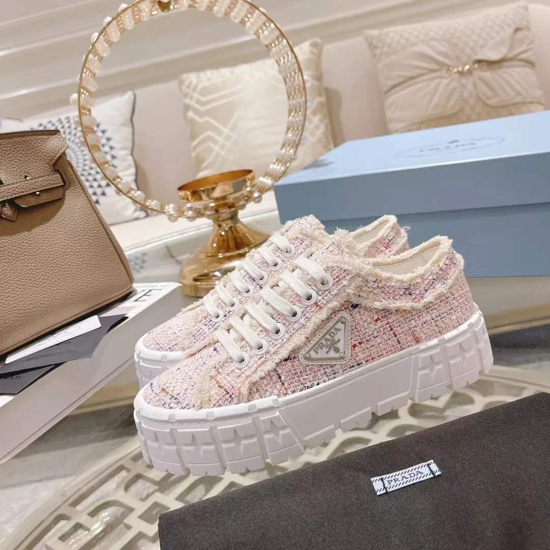 👟👟Ex-factory price 460👟👟 PRADA 2 autumn and winter new model Upper: washed canvas, lining sheepskin The latest thick-soled fashion catwalk shoes Re-released [Strong] Elegant and generous [Rose] Outsole: One-to-one molded sole Original packaging Heel height 5cm, original metal triangle buckle, four colors available Black, White, Light Pink, Light Blue Code Number: 35-41 34.42 can be customized